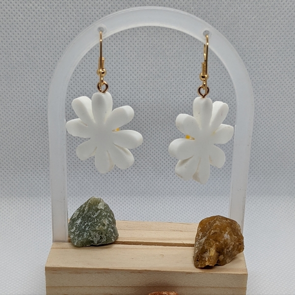 Pair of Sunny, Dangling Daisy Earrings - Picture 7 of 7